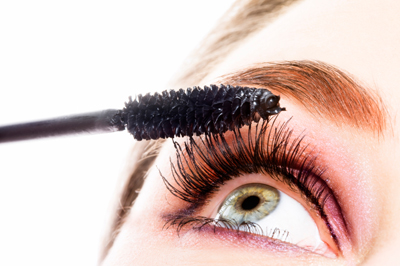 Mắt rất dễ bị nhiễm tr&ugrave;ng nghi&ecirc;m trọng khi sử dụng mascara qu&aacute; hạn