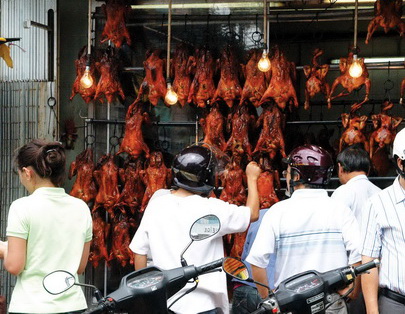 Mất mạng vì vịt quay lề đường Mất mạng vì vịt quay lề đường