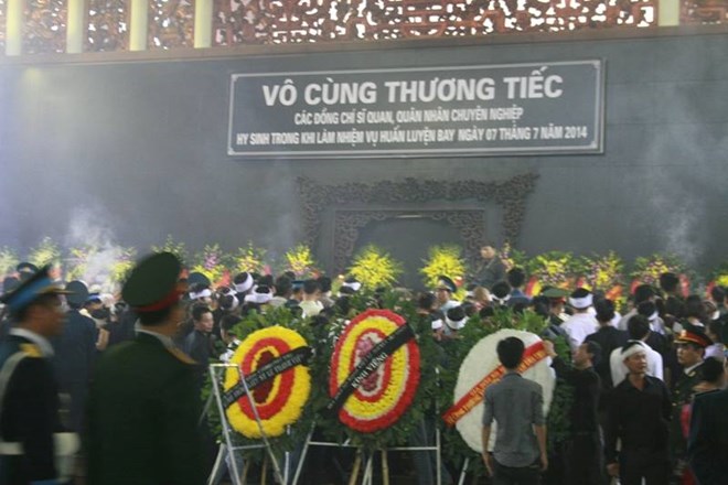 Th&acirc;n nh&acirc;n, bạn b&egrave; đồng đội đang v&agrave;o viếng anh linh c&aacute;c chiến sĩ hy sinh. Ảnh: Xu&acirc;n Hải