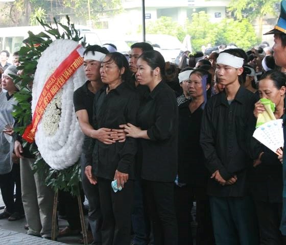 Th&acirc;n nh&acirc;n, bạn b&egrave; đồng đội đang v&agrave;o viếng anh linh c&aacute;c chiến sĩ hy sinh. Ảnh: Xu&acirc;n Hải