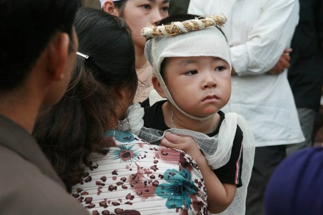 Th&acirc;n nh&acirc;n, bạn b&egrave; đồng đội đang v&agrave;o viếng anh linh c&aacute;c chiến sĩ hy sinh. Ảnh: Xu&acirc;n Hải