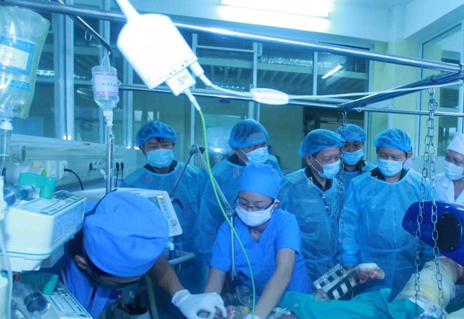 C&aacute;c l&atilde;nh đạo Đảng, Nh&agrave; nước v&agrave; Qu&acirc;n đội tới thăm c&aacute;c chiến sĩ bị thương trong tai nạn trực thăng rơi đang điều trị cấp cứu tại Viện Bỏng quốc gia. Ảnh: Hồng Pha