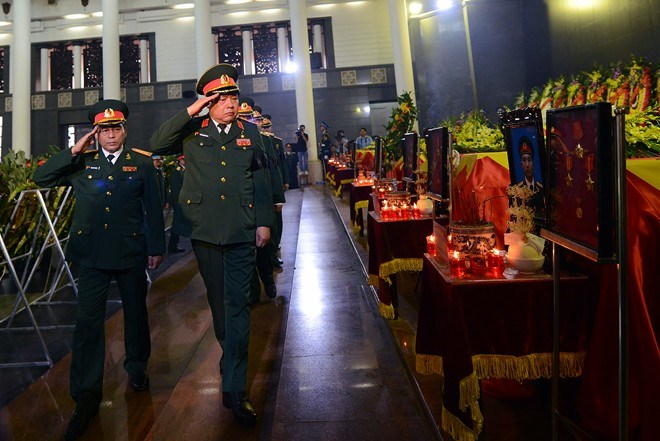 Bộ trưởng Bộ Quốc ph&ograve;ng, Đại tướng Ph&ugrave;ng Quang Thanh c&ugrave;ng c&aacute;c l&atilde;nh đạo Bộ Quốc ph&ograve;ng đ&atilde; tới viếng anh linh c&aacute;c chiến sĩ hy sinh. 