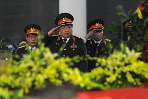 Bộ trưởng Bộ Quốc ph&ograve;ng, Đại tướng Ph&ugrave;ng Quang Thanh c&ugrave;ng c&aacute;c l&atilde;nh đạo Bộ Quốc ph&ograve;ng đ&atilde; tới viếng anh linh c&aacute;c chiến sĩ hy sinh. 