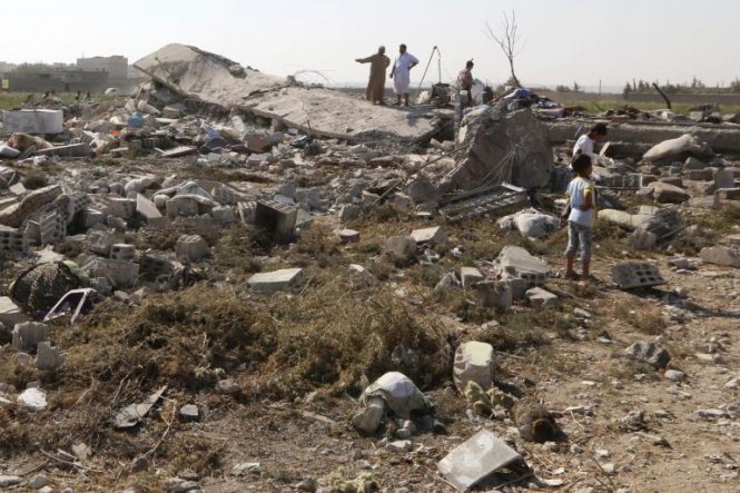 Nh&agrave; d&acirc;n bị hư hại sau một vụ m&aacute;y bay qu&acirc;n sự rơi ở Syria