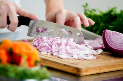 Những mẹo cắt hành đơn giản, d&ecirc;̃ thực hi&ecirc;̣n mà r&acirc;́t hi&ecirc;̣u quả