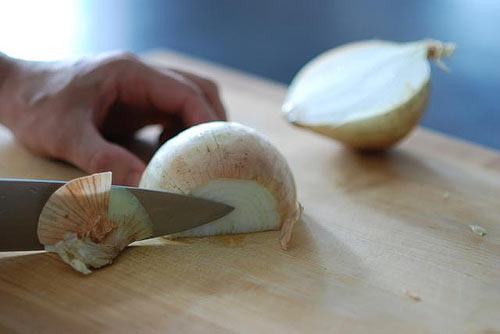 M&ocirc;̣t trong những mẹo cắt hành kh&ocirc;ng bị cay mắt là dùng gi&acirc;́m