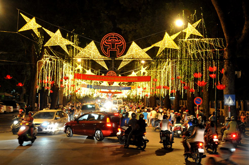 Một mẹo tr&aacute;nh đau đầu trong kỳ nghỉ l&agrave; kh&ocirc;ng nh&igrave;n v&agrave;o đ&egrave;n trang tr&iacute;
