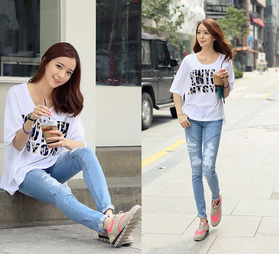 C&aacute;c n&agrave;ng c&oacute; thể phối đồ với gi&agrave;y thể thao trẻ trung, năng động bằng quần jeans v&agrave; &aacute;o thun