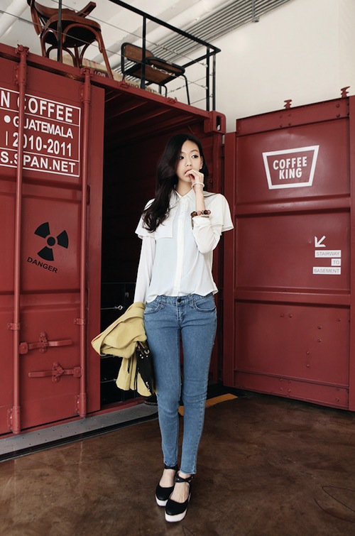 Mix sơ mi trắng với quần jean s&aacute;ng m&agrave;u. Ảnh minh họa