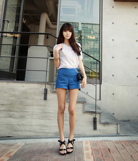 Mix sơ mi trắng c&ugrave;ng short vải. Ảnh minh họa