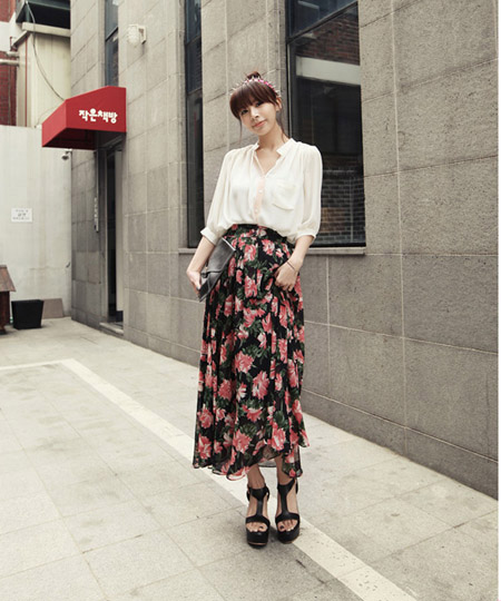 Mix với ch&acirc;n v&aacute;y maxi ph&ugrave; hợp với c&ocirc; n&agrave;ng y&ecirc;u vintage. Ảnh minh họa