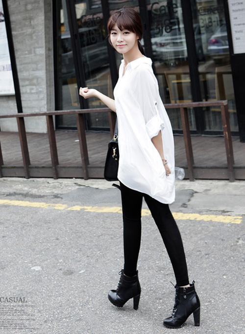 Mix sơ mi trắng với quần legging gi&uacute;p ăn gian chiều cao. Ảnh minh họa