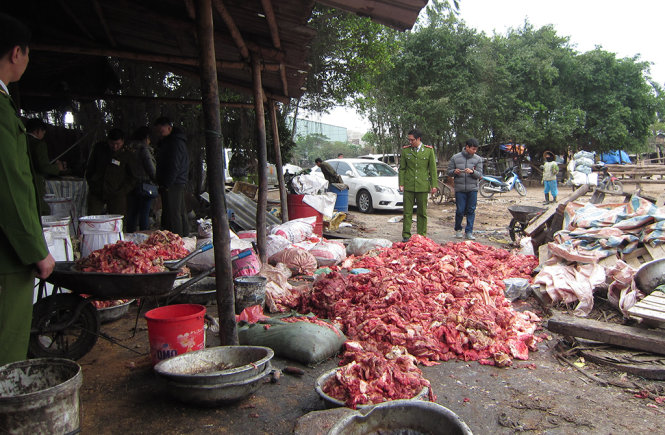 Da trâu, bò, mỡ bẩn để tràn lan trong cơ sở Da trâu, bò, mỡ bẩn để tràn lan trong cơ sở
