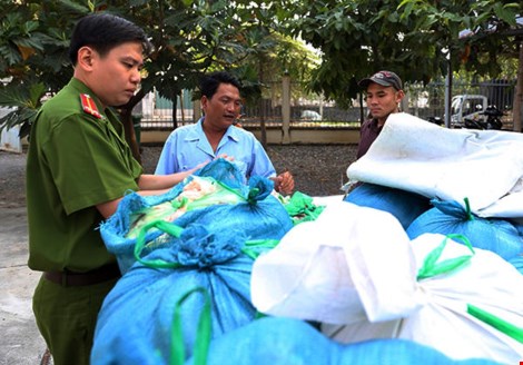 800kg mỡ bẩn kh&ocirc;ng c&oacute; chứng nhận kiểm dịch bị ph&aacute;t hiện v&agrave; ti&ecirc;u hủy