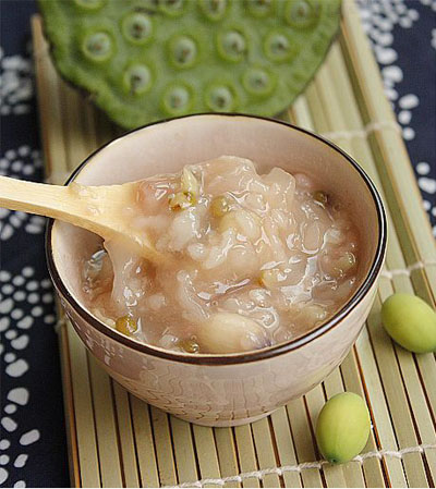 Ch&aacute;o hạt sen l&agrave; một m&oacute;n ăn m&ugrave;a đ&ocirc;ng được nhiều người y&ecirc;u th&iacute;ch