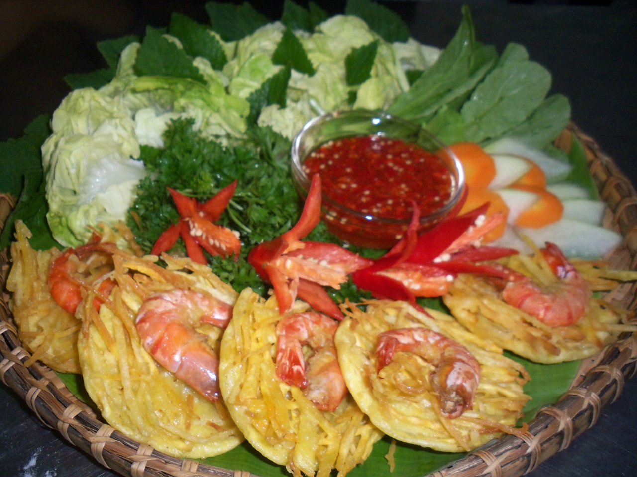 B&aacute;nh t&ocirc;m l&agrave; một m&oacute;n b&aacute;nh m&ugrave;a đ&ocirc;ng nổi tiếng v&agrave; hấp dẫn