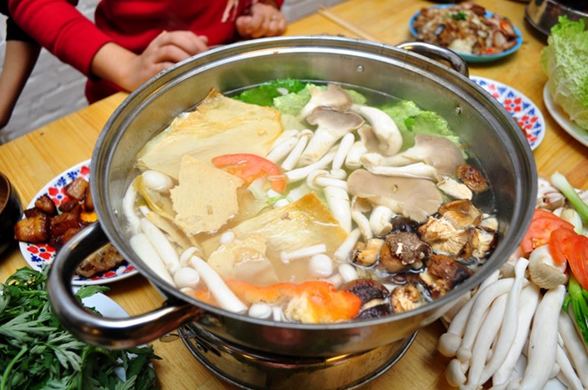 Lẩu g&agrave; nấm l&agrave; m&oacute;n lẩu m&ugrave;a đ&ocirc;ng ngon v&agrave; bổ dưỡng kh&ocirc;ng thể bỏ qua.