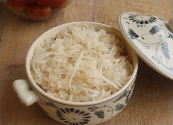 Lấy xôi ra một tô lớn, thêm đường vào, trộn đều lên