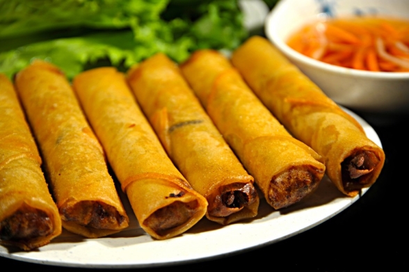 Chả gi&ograve; l&agrave; một m&oacute;n ngon ng&agrave;y Tết thơm ngon, hấp dẫn được nhiều người y&ecirc;u th&iacute;ch