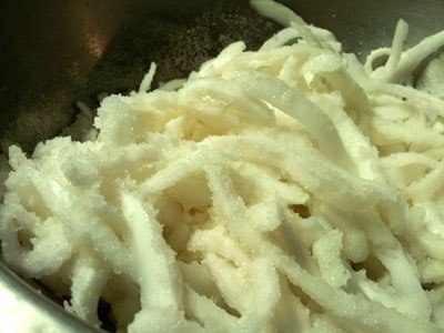Khi dừa đ&atilde; r&aacute;o nước, cho dừa ra &acirc;u lớn th&ecirc;m đường v&agrave;o trộn đều l&ecirc;n , rồi để qua đ&ecirc;m hoặc để từ 10 đến 12 tiếng đến khi đường tan hết.