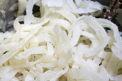 Nh&igrave;n dừa hơi c&oacute; m&agrave;u ng&agrave; ng&agrave;, nhưng mọi người y&ecirc;n t&acirc;m khi phơi ra th&igrave; dừa sẽ trắng ngay.