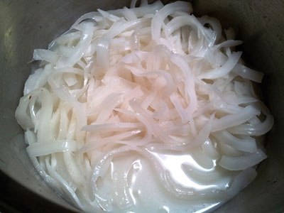 Sau khi dừa đ&atilde; ngấm đường, cho dừa v&agrave;o chảo rộng, đ&aacute;y d&agrave;y rồi th&ecirc;m sữa tươi v&agrave;o. Đặt chảo l&ecirc;n bếp, đun lửa nhỏ, cứ khoảng 15-20 ph&uacute;t d&ugrave;ng đũa đảo đều một lần.