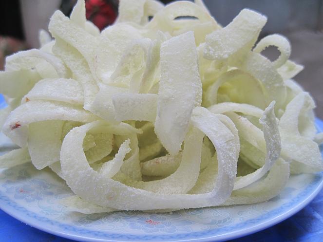 Mứt dừa l&agrave; một m&oacute;n ngon ng&agrave;y Tết kh&ocirc;ng thể thiếu với mọi nh&agrave;