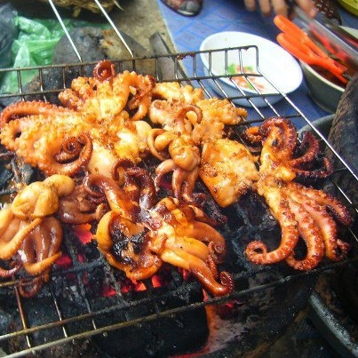 R&acirc;u mực nướng l&agrave; một m&oacute;n nướng m&ugrave;a đ&ocirc;ng kh&aacute; mới lạ