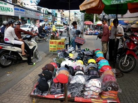 Mũ bảo hiểm rởm được b&aacute;n ngay tr&ecirc;n lề đường, h&egrave; phố