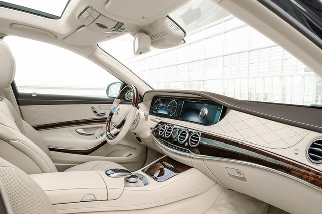  Mercedes-Maybach S600 cũng không làm mọi người thất vọng với nội thất ốp gỗ, tay lái đa chức năng