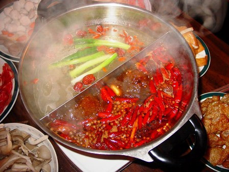 Đồ ăn cay, đồ chiên là tác nhân gây mụn trứng cá