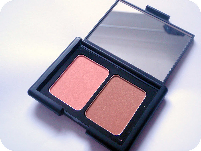 Mỹ phẩm gi&aacute; rẻ l&agrave; m&aacute; hồng tạo khối dạng phấn E.L.F. Studio Contouring Blush & Bronzing Powder được nhiều chị em ưa chuộng