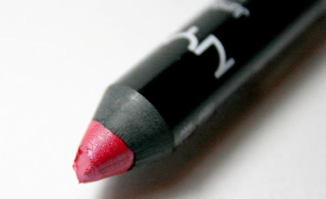 Ch&igrave; kẻ m&ocirc;i Jumbo Lip Pencil dạng kem của NYX gi&uacute;p l&ecirc;n m&agrave;u đẹp v&agrave; đều