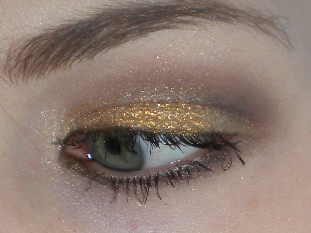 Mỹ phẩm gi&aacute; rẻ kem nền mắt c&oacute; nhũ MegaShimmer Shimmer của Wet n Wild gi&uacute;p người d&ugrave;ng c&oacute; đ&ocirc;i mắt đẹp long lanh