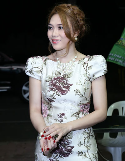Bộ đầm &ocirc;m họa tiết hoa sắc trầm mang lại vẻ duy&ecirc;n d&aacute;ng v&agrave; qu&yacute; ph&aacute;i