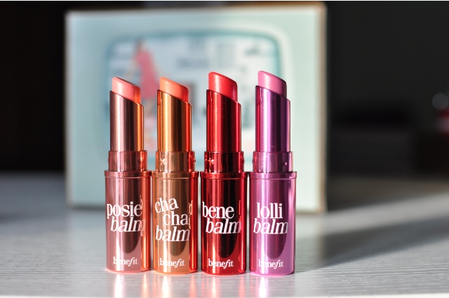 Mỹ phẩm gi&aacute; rẻ Benefit Hydrating Tinted Lip Balm l&ecirc;n m&agrave;u ngọt ng&agrave;o, xinh y&ecirc;u