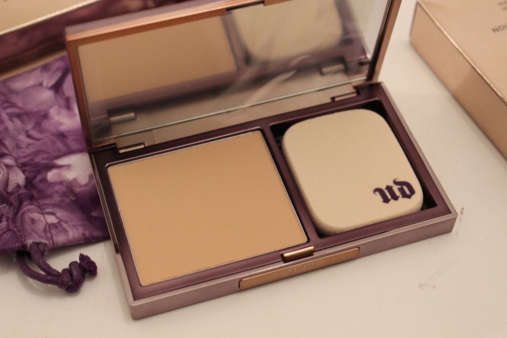 Mỹ phẩm gi&aacute; rẻ Urban Decay Naked Skin Ultra c&oacute; thể &aacute;p dụng cho cả da kh&ocirc; v&agrave; da dầu