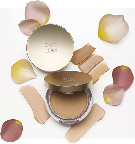 Eve Lom c&oacute; thể lướt nhẹ tr&ecirc;n da một c&aacute;ch dễ d&agrave;ng, giữ ẩm v&agrave; chống l&atilde;o h&oacute;a 