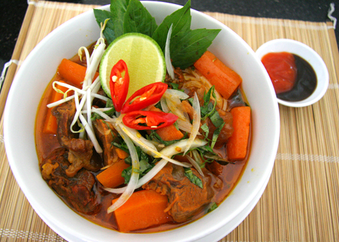M&oacute;n n&agrave;y c&oacute; thể d&ugrave;ng với b&aacute;nh m&igrave; hoặc hủ tiếu m&igrave;.