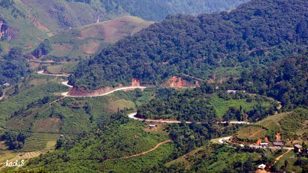 Đèo Khau Phạ thường mịt mù sương phủ và đỉnh đèo núi như nhô lên trên biển mây. Trong tiếng Thái, Khau Phạ có nghĩa cổng trời