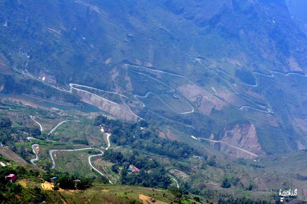 Dốc Xín Cái nằm trên con đường ngoằn ngoèo đi xuống dòng nho quế rồi lai lên những đỉnh núi trùng điệp ở mảnh đất vùng sâu và xa nhất của tỉnh Hà Giang