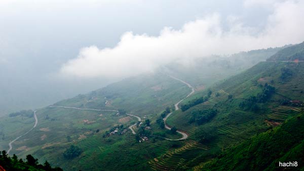 Những con đường dốc ngoằn ngoèo, quanh co, ẩn hiện trong mây trời Tây Bắc