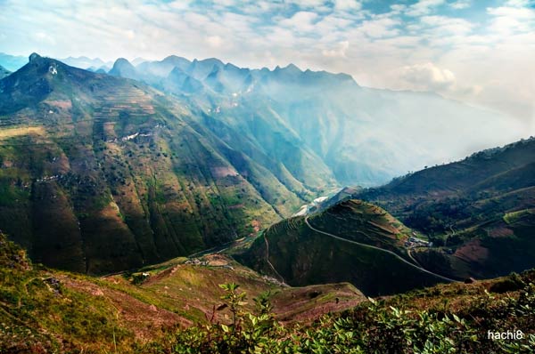 Mã Pí Lèng nằm giữa cao nguyên đá Đồng Văn, một bên là vách núi Mã Pí Lèng cao dựng đứng và một bên là sông Nho Quế thơ mộng