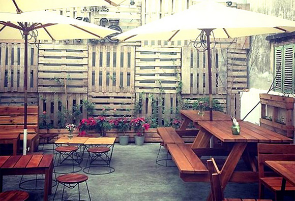 The Kafe là địa chỉ lý tưởng cho các đôi tình nhân vào những ngày ngoài trời Hà Nội mát mẻ và nắng nhẹ. Không gian ở đây được thiết kế tối giản, mộc mạc, tập trung vào các tiểu tiết và mang lại cảm giác gần gũi, thân thiện
