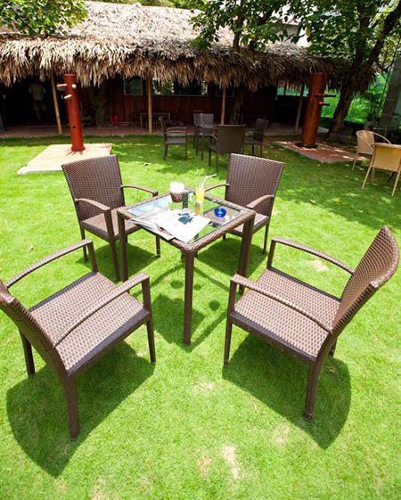 Outdoor Club Cafe không cách xa chợ hoa Tứ Liên ở ngay ngõ 200 Âu Cơ. Đúng như tên gọi, quán là một không gian cafe, ẩm thực đẹp và rộng rãi bậc nhất ở Hà Nội, đây sẽ là đia điểm hẹn hò lý tưởng cho các cặp tình nhân yêu thích không gian thoáng đãng