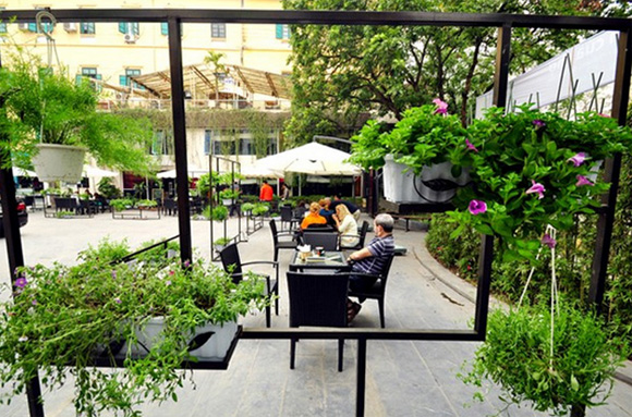 Nằm bên trong sân bảo tàng Phụ nữ Việt Nam giữa phố Lý Thường Kiệt, Museum Coffee & Tea là một không gian thư giãn mở, các đôi tình nhân có thể tận hưởng không gian thoáng mát, tươi trẻ nhưng cũng không kém phần lãng mạn trong ngày Valentine sắp tới