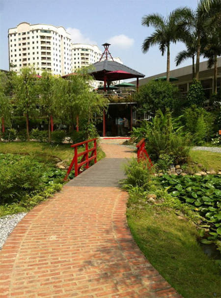 Lọt thỏm giữa những tòa nhà cao tầng ở khu đô thị Trung Hòa - Nhân Chính, Phúc Thanh Garden được gọi là công viên thu nhỏ trong lòng Hà Nội, là một không gian xanh rộng lớn hiếm hoi giữa đô thị đông đúc, thích hợp cho các đôi tình nhân hẹn hò, tận hưởng một mùa lễ Valentine trọn vẹn