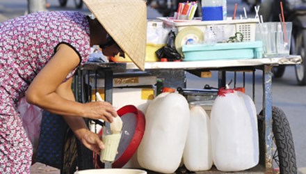 Quy trình sản xuất sữa đậu nành bán rong rất mất vệ sinh