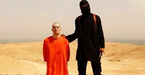 Đoạn video quay cảnh nh&agrave; b&aacute;o Mỹ James Foley bị cắt cổ d&atilde; man l&agrave;m r&uacute;ng động thế giới